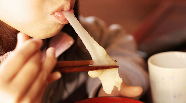 Kue Mochi, Makanan Khas Jepang yang dimakan Saat Malam Tahun Baru (Foto: en.rocketnews24.com)