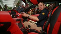 Menteri ESDM Ignasius Jonan mencoba mobil listrik buatan ITS