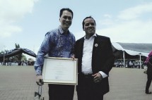 Direktur PT BWJ Purnomo dan GM PT BWJ Widi saat menerima penghargaan (foto Dije /Industry.co.id)