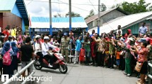 Presiden Jokowi berboncengan dengan Ibu Iriana