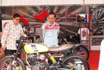 Presiden Joko Widodo bersama Menteri Perindustrian Airlangga Hartarto saat membuka IIMS 2018