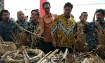 Menteri Perindustrian Airlangga Hartarto bersama Sekjen Kemenperin Haris Munandar dan Plt Dirjen PPI Kemenperin I Gusti Putu Suryawirawan saat mengunjungi Pusat Inovasi Rotan Nasional (Pirnas) (Foto: Ridwan/Industry.co.id)