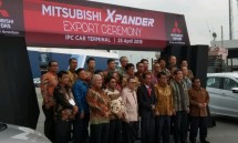 Presiden Joko Widodo bersama Menteri Perindustrian Airlangga Hartarto dan Menteri Perdagangan Enggartiasto Lukita serta Chief Executive Mitsubishi Motors Osamu Masuko saat pelepasan ekspor perdana Mitsubishi Xpander (Foto: Ridwan/Industry.co.id)