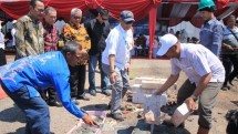 Komisaris PT BAL HM Soenarto Sholahuddin (tengah) melakukan peletakan batu pertama cold storage di Probolinggo, Minggu (29/4/2018).