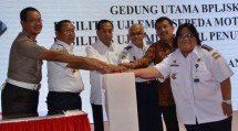 Menhub Budi Karya Sumadi meresmikan Balai Pengujian Laik Jalan dan Sertifikasi Kendaraan Bermotor (BPLJSKB) di Cibitung, Kabupaten Bekasi, Jawa Barat, Kamis (3/5).