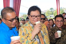 Menteri Perindustrian Airlangga Hartarto bersama Dirjen Industri Agro Kemenperin Panggah Susanto seusai menghadiri Panen Raya Kopi dan Temu Wicara Pelaku Usaha Kopi di Temanggung, Jawa Tengah