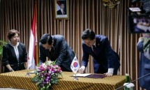 Menko Bidang Kemaritiman Luhut Binsar Pandjaitan bersama Menteri Kelautan dan Perikanan Korea Selatan Kim Young Choon saat menandatangani kesepakatan pengaturan pelaksanaan untuk mendirikan Pusat Penelitian dan Kerjasama Teknologi Kelautan (PPKT)