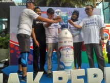 Danone- Aqua bekolaborasi dengan Alfamart, Telkomsel dan Smash membangun model pengelolaan sampah botol plastik yang terintegrasi melalui Smart Drop Box, Minggu (13/5/2018)