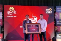 Triawan Munaf, Kepala BEKRAF dan Paulus Immanuel, Direktur PT Santos Jaya Abadi meresmikan program Secangkir Semangat (14/5/2018) di Menteng, Jakarta. (Dina Astria/Industry.co.id)