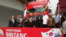 Menteri Perdagangan Enggartiasto Lukita bersama Duta Besar Korea Selatan untuk Indonesia Kim Chang-beom melepas ekspor perdana bir bintang ke Korea Selatan