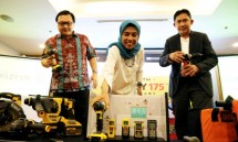Direktur Industri Kecil dan Menengah Logam, Mesin, Elektronika, dan Alat Angkut Kemenperin, Endang Suwartini bersama Country Director Stanley Black & Decker Indonesia King Hartono Hamidjaja dan Vice Chairman Tokopedia, Leontinus Alpha Edison
