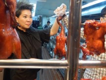 Dewi Tio, Direktur dan Sekretaris Perusahaan Jaya Bersama Indo di Dapur Duck King Grand Indonesia (Foto Abe)