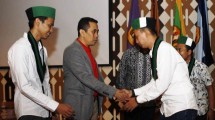 Saddam Aljihad, Ketua Umum PB HMI Menyalami seniornya Ketua Presidium Majelis Nasional KAHMI Kamrusammad di Kampus Unpad, Jatinangor, Sumedang