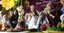 Pedangdut Uci Sucita berdoa di antara Yatim Piatu dan Kerabat