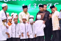 Presiden Jokowi bersama Ketua Umum Kadin Indonesia Rosan P. Roeslani saat acara buka puasa bersama keluarga besar Kadin Indonesia