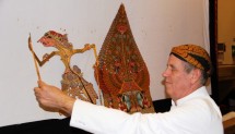 Gaura Mancacaritadipura dalang berdarah Australia, yang telah menjadi Warga Negara Indonesia, menjadi utusan Konferensi Wayang Unesco di Paris .