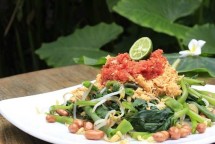 Pelecing kangkung, kuliner khas Lombok. (Foto: Tripadvisor)