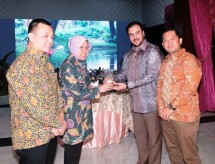 Taufik Hidayat , Tri Rismahartini, Zahid Bashir MD Budget Pertroleum Dubai dan Nanang CEO PT Arvada Investama (Foto Abe)