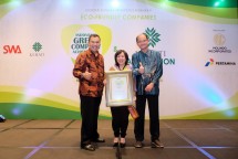 Sustainable Development Manager Holcim Indonesia Oepoyo Prakoso mewakili PT Holcim Indonesia saat menerima penghargaan Indonesia Green Companies Awards (Foto: Dok. Holcim Indonesia)