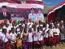 Menteri Kominfo Rudiantara bersama pelajar di Mulia, Kab Puncak Jaya, Papua (Foto: Dok. Kemenkominfo)