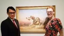Dubes RI untuk Jerman Arif Havas Oegroseno bersama kurator Anna Katarina Gebers di Pameran Lukisan 'Hello World' Museum of Contemporary Art, dengan latar belakang lukisan Raden Saleh. (Foto: Dok. KBRI Berlin)