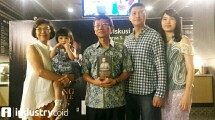 SD Darmono bersama keluarga pada acara Bedah Buku Building A Ship While Sailing