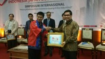 Ketua Umum HKI sekaligus Ketua Dewan Penasehat IJB-Net Sanny Iskandar saat menerima pelakat dari Ketua IJB-Net Suyoto Rais (Foto: Ridwan/Industry.co.id)