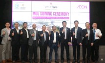 Sutedja Sidarta Darmono, Komisaris Utama PT PP Properti Jababeka Residen (Ketiga Kanan), Toyofumi Kashi, Presiden Direktur PT Aeon Indonesia (Keempat Kanan), Harris Amin Singgih, Presiden Direktur PT PP Properti Jababeka Residen (Kelima Kanan) dan Gi