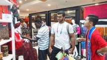 Madina Zafar (20) dan Faiza Zafar (22) dan beberapa atlet Archer dari Arab Saudi hari ini, Sabtu (25/8/2018) mengunjungi Smesco Indonesia untuk mencari buah tangan produk Usaha Kecil dan Menengah (UKM)
