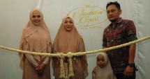 Nikita Mirzani, Cynthia Mahendra (Designer), dan Ukie Jaya Mahendra (CEO) jelang pengguntingan pita di gerai pertama Jawhara Syari di FX Sudirman