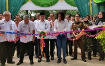 Sekda Kabupaten Bogor, Adang Suptandar bersama dengan Legal & Corporate Affairs Director Holcim Indonesia, Farida Helianti Sastrosatomo melakukan pengguntingan pita sebagai tanda peresmian Dapoer Sampireun
