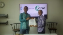 Direktur IFPRO, Riza Perdana Kusuma (kanan) menandatangani MOU dengan Direktur Cinte, Yandri (kiri). (foto kormen)