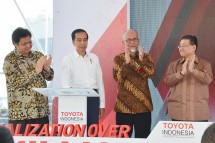 Presiden Joko Widodo didampingi Menteri Perindustrian Airlangga Hartarto bersama Presiden Toyota Motor Asia Pasific (TMAP) Susumu Matsuda saat acara Realization Over 1 Million CBU Export PT. Toyota Motor Manufacturing Indonesia (PT TMMIN) (Foto: Dok.