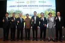 Presiden Direktur PT Grahabuana Cikarang Sutedja S. Darmono beserta Yoshihisa Doumoto, CEO Keihan Real Estate Co., Ltd Yoshihisa Doumoto serta Chairman Nice Corporation Koichiro Hirata seusai penandatanganan Joint Venture (Foto dok Industry.co.id)