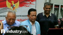 Soetrisno Bachir (tengah)