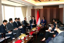 Presiden Joko Widodo bersama Menteri Perindustrian Airlangga Hartarto saat bertemu dengan CEO Perusahaan besar di Korea Selatan (Foto: Dok. Kemenperin)