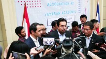CEO & Founder OnlinePajak Charles Guinot, Menteri Ekonomi Digital Prancis Mounir Mahjoubi, dan Menkominfo Rudiantara