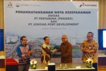 Direktur Pemasaran Korporat PT. Pertamina (persero) Basuki Trikora Putra bersama Presiden Direktur PT Jorong Port Development Wishnu Soehardjo saat menandatangani Nota Kesepahaman (Foto: Ridwan/Industry.co.id)