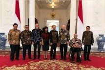 Presiden Joko Widodo didampingi Menperin Airlangga Hartarto dan Menteri ESDM Ignatius Jonan seusai melakukan pertemuan dengan Chairman & CEO General Electric John Flannery beserta rombongannya di Istana Merdeka (Foto: Dok Kemenperin)