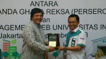 Direktur Utama PT Bhanda Ghara Reksa (Persero), M. Kuncoro Wibowo (kanan), memberikan plakat kepada Kepala Lembaga Management Fakultas Ekonomi dan Bisnis Universitas Indonesia, Toto Pranoto