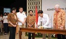 Menteri Keuangan bersama Menteri Energi dan Sumber Daya Mineral (ESDM) Ignatius Jonan dan Menteri Badan Usaha Milik Negara (BUMN) Rini Soemarno menyaksikan penandatanganan perjanjian PT Freeport Indonesia dengan PT Inalum