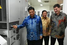 Menteri Perindustrian Airlangga Hartarto bersama Presiden Divisi Power Grids ABB Claudio Facchin saat meninjau Pabrik PT. ABB Sakti Industri (Foto: Kemenperin)