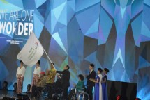 Upacara serah terima bendera Asian Paralympic Comitte di closing ceremony Asian Para Games 2018 pada Sabtu (13/10/2018)