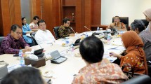 Rapat Komite Kebijakan Menetapkan Plafon Kredit Usaha Rakyat (KUR) dihadiri oleh, Menko Perekonomian Darmin Nasution, Menteri BUMN Rini Sumarno, Ketua Otoritas Jasa Keuangan (OJK), Dirut Perum Jamkrindo Diding S Anwar (Ahmad Fadli/INDUSTRY.co.id)