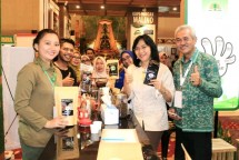 Dirjen IKM Kemenperin Gati Wibawaningsih berfoto bersama dengan para peserta pameranpada peringatan Hari Kopi Internasional di Makassar (Foto: Kemenperin)