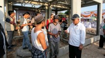 Menteri Basuki saat meninjau lokasi pembangunan Rumah Instan Sederhana Sehat (RISHA)