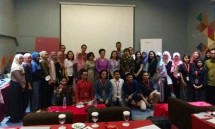 Direktur Jenderal IKM Kemenperin Gati Wibawaningsih saat berfoto bersama 27 pelaku usaha kreatif dalam program Creative Business Incubator (Foto: Ridwan/Industry.co.id)