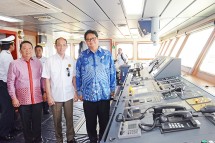 Menteri Perindustrian Airlangga Hartarto bersama Wakil Menteri ESDM Archandra Tahar saat peresmian Kapal Seapup 3 milik PT. Swadaya Sarana Berlian di kawasan pelabuhan Marunda, Jakarta (Foto: Kemenperin)