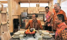 Presiden Jokowi saat meninjau stand Trade Expor Indonesia 2018 (Foto: Setkab)