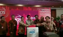 Menteri Perindustrian Airlangga Hartarto bersama Kepala BPPI Kemenperin Ngakan Timur Antara dan Ketua Umum AISI Johannes Loman saat membuka Indonesia Motorcycle Show (IMOS) 2018